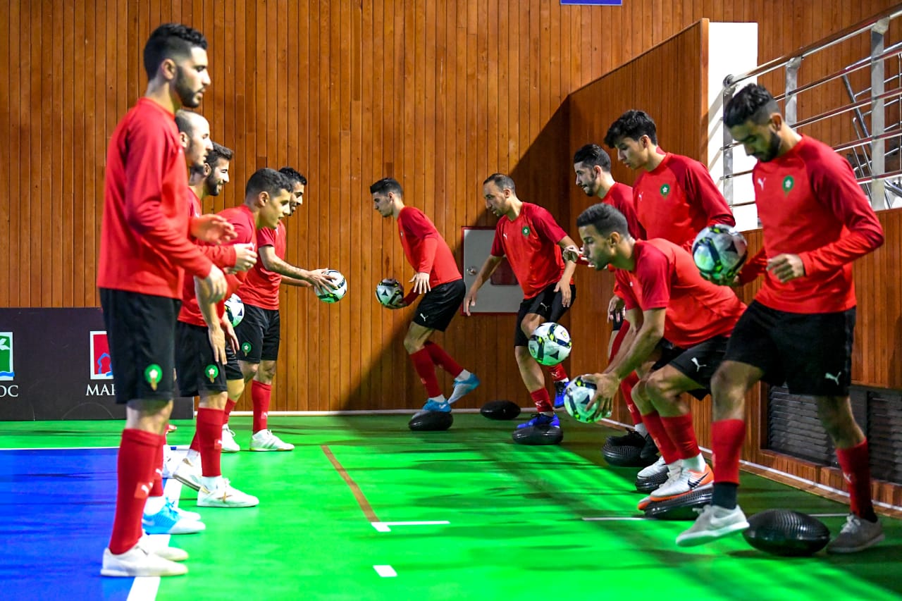 اخر حصة تدريبية للمنتخب الوطني لكرة القدم داخل القاعة قبل لقاء انغولا